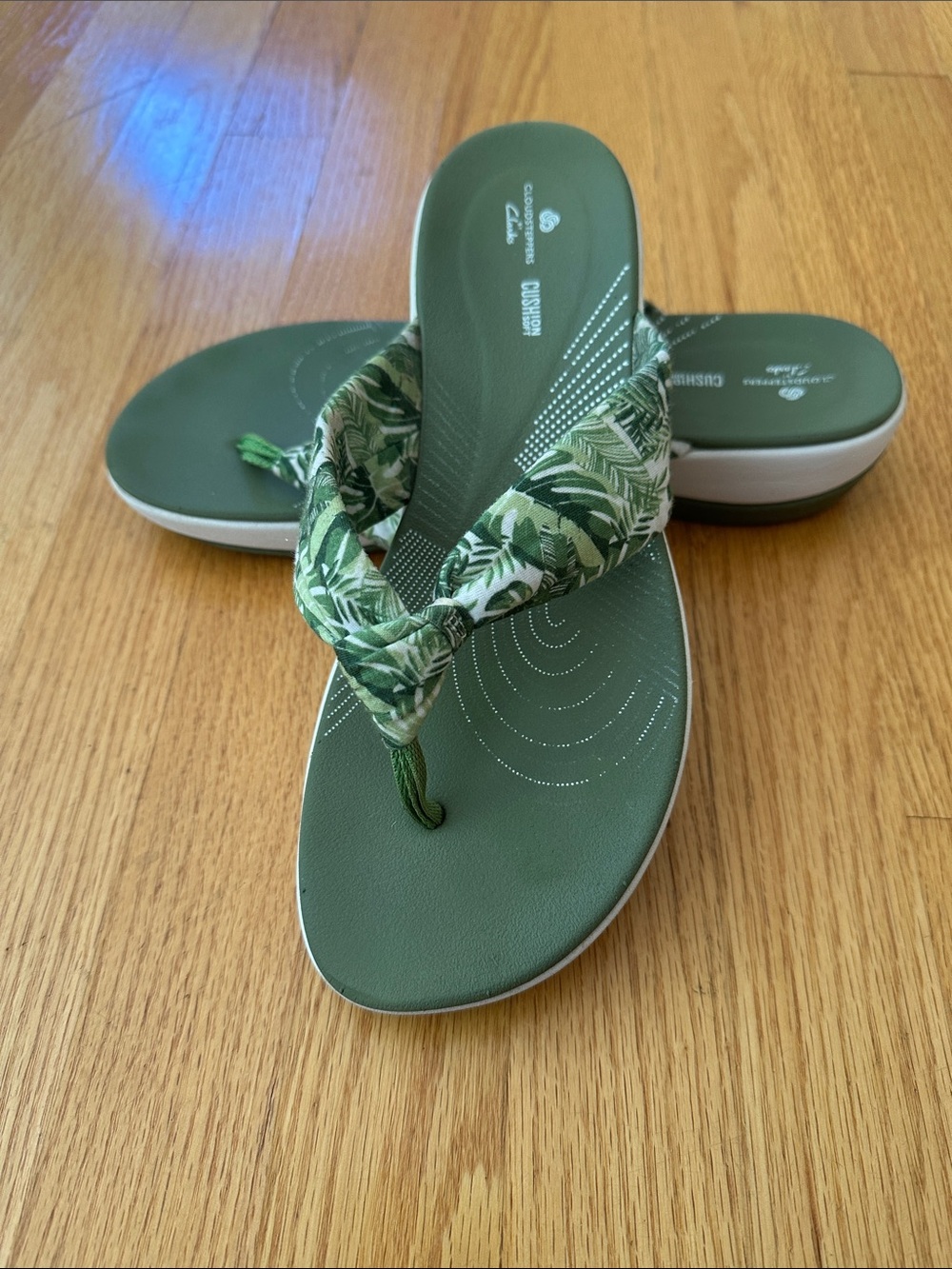 Clark’s Cloudsteppers Green Tropical Print Women's Thong Sandals